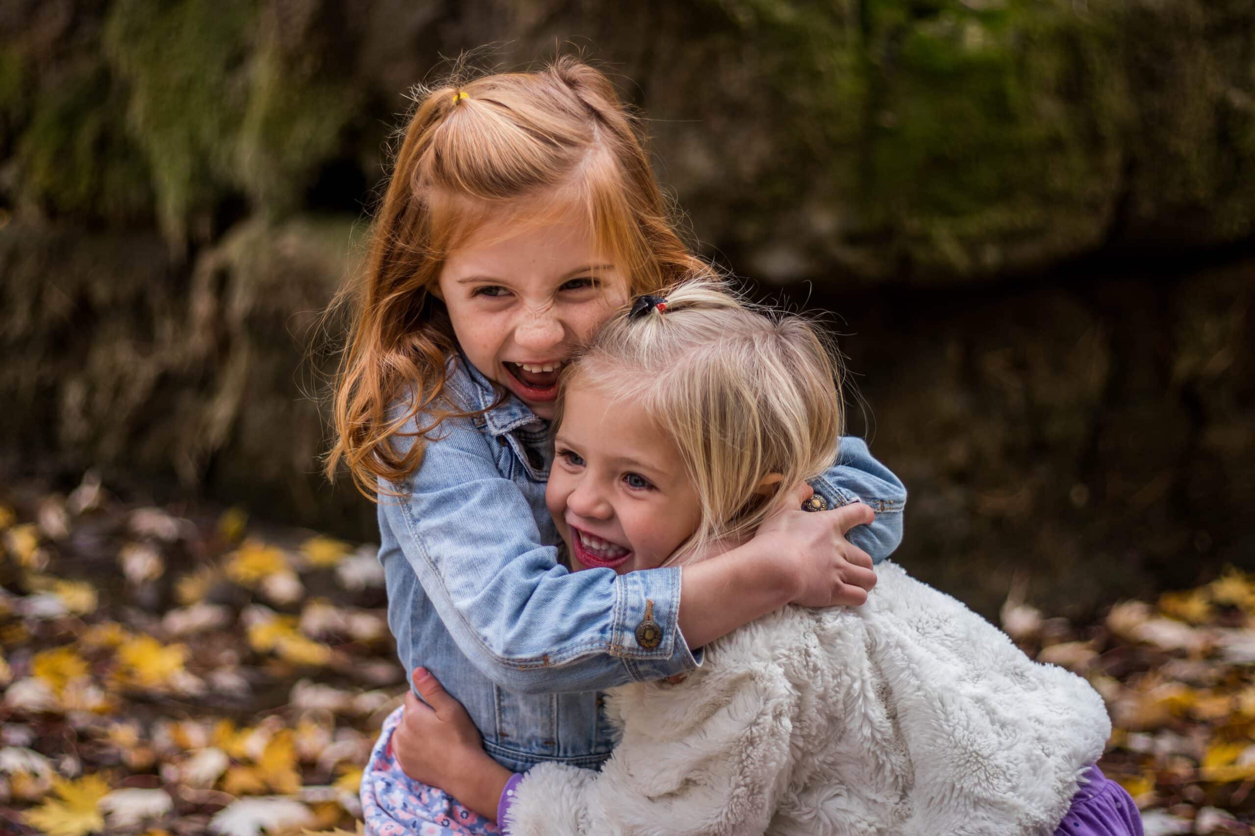Kinder spielen im Wald